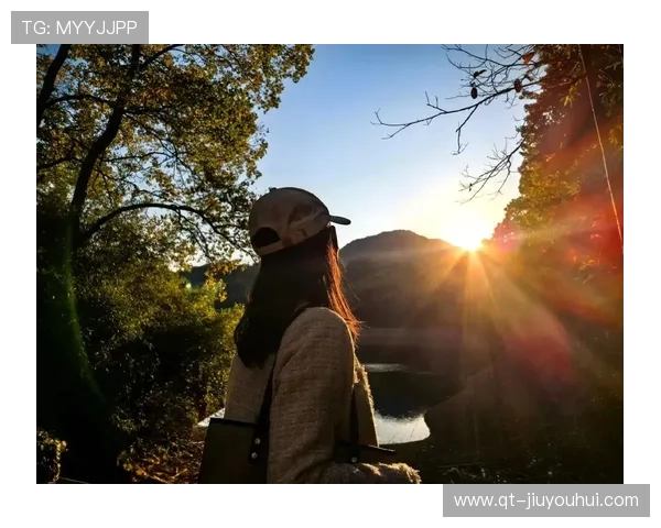 夕阳草场上专注踢球的少女动感背影绘画意境之美丽展现瞬间魅力姿